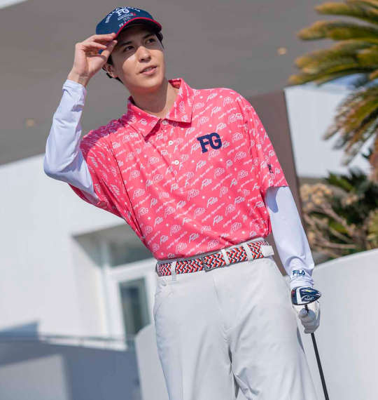 鮮やかに目を惹くピンクゴルフシャツの着こなし