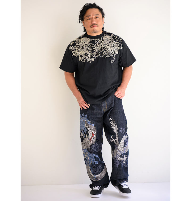 大きいサイズ メンズ 絡繰魂 (カラクリタマシイ) 龍神牡丹刺繍デニムパンツ コーディネイト例
