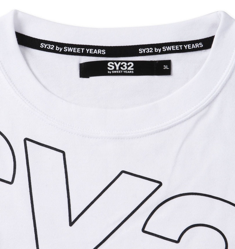 大きいサイズ メンズ SY32 by SWEET YEARS (エスワイサーティトゥバイスィートイヤーズ) スラッシュビッグロゴ半袖Tシャツ 襟の消臭テープ