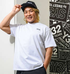 大きいサイズ メンズ SY32 by SWEET YEARS (エスワイサーティトゥバイスィートイヤーズ) バックスラッシュビッグロゴ半袖Tシャツ