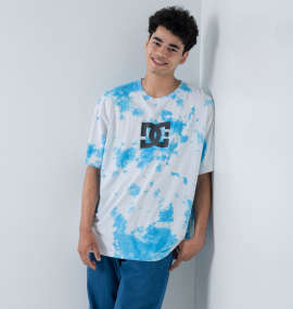 青空のような配色で爽快感漂うDCSHOESのTシャツスタイル