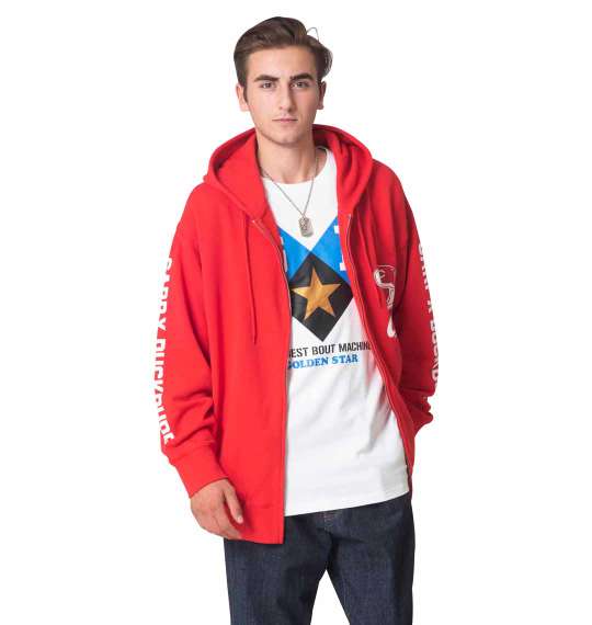 大胆レッドに清潔感あるパーカーコーデ