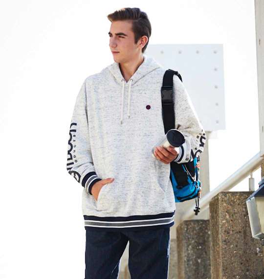 冬の街で映えるホワイトとグレーの着こなし