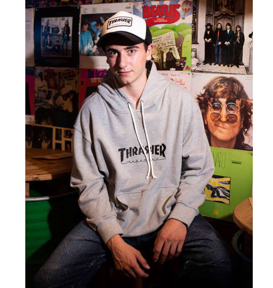 シンプルだけどオシャレにまとまるパーカースタイル