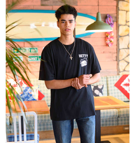 バックのビッグプリントがワイルドな印象に