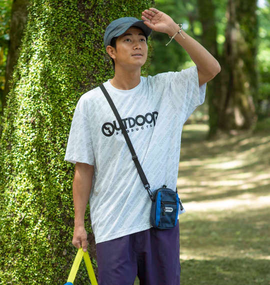 ホワイトTシャツとパープルパンツで効かせる！ニュアンス大人アウトドア