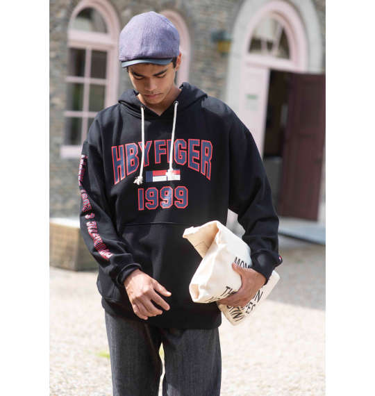 ダークトーンでまとめた男のパーカースタイル