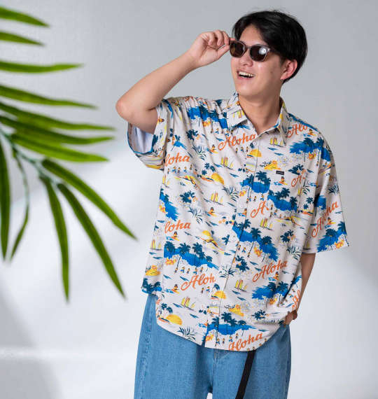 上下のリンクカラーで統一感バッチリ！ブルーが際立つ鮮やかコーデ