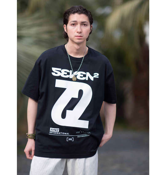 ビッグなセブンツーロゴがパンチを効かせたモノトーンコーデ