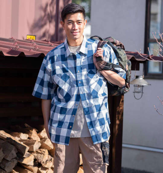 気分はゆるキャン？！差し色ブルーシャツで個性を引き出すアウトドアコーデ