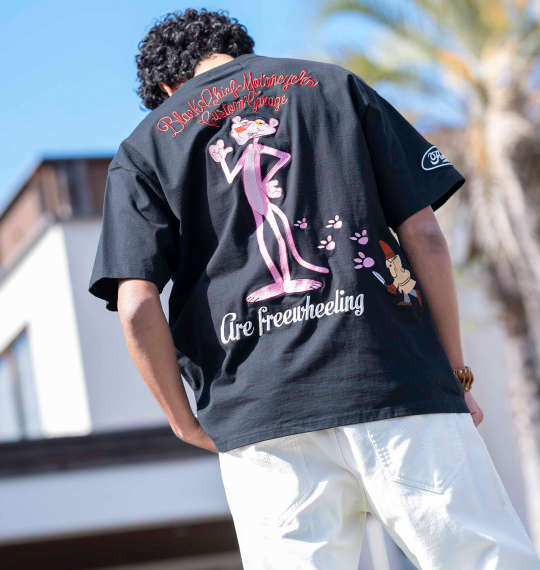 贅沢刺繍がこだわり！ホワイトパンツで軽さを足したフラッグスタッフのキャラＴコーデ