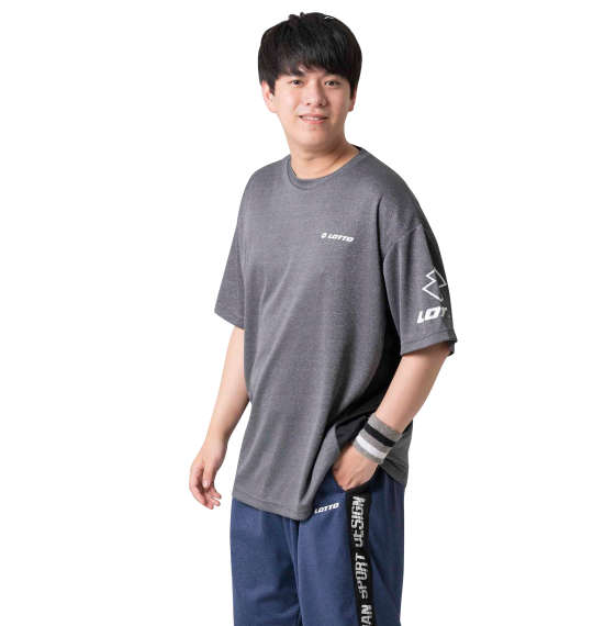 優しいカラーが好印象!上下でメリハリを効かせたトレーニングコーデ