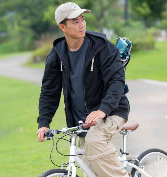 シンプルアイテムで大人の魅力を醸し出したサイクリングコーデ