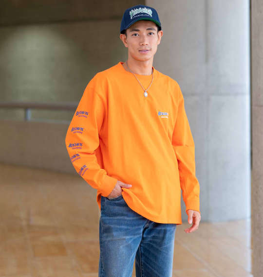 オレンジカラーで周囲を明るくするロンTスタイル