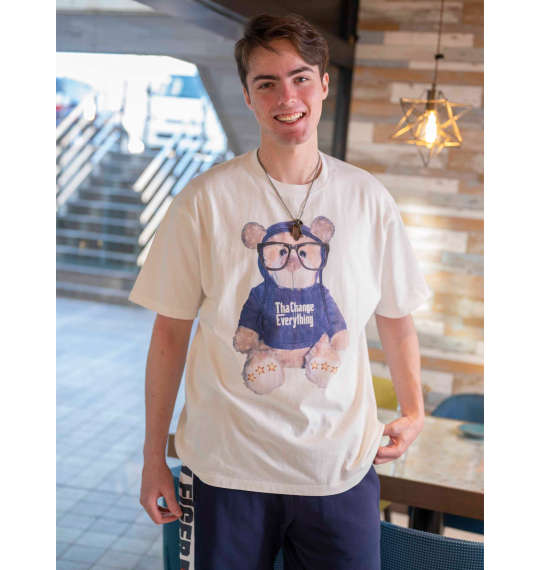 遊び心をプラスしたビッグベアTシャツのカジュアルコーデ