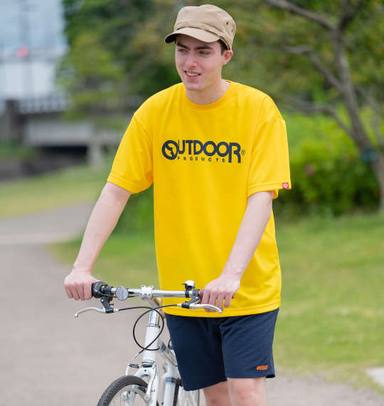 カラーTが主役のアクティブアウトドアコーデ