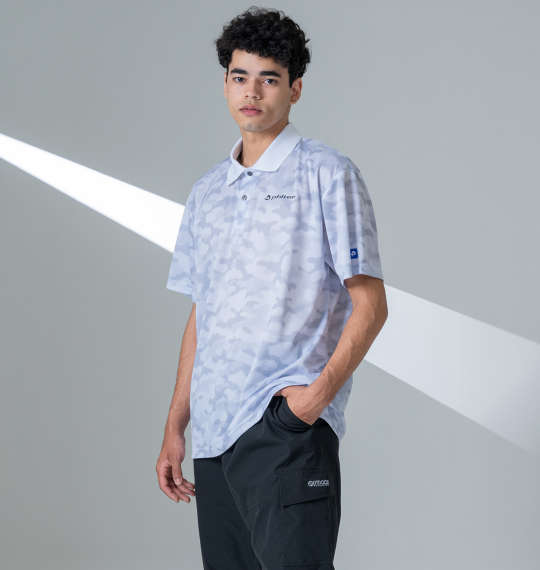 濃淡のあるカモフラ柄で存在感を放つスポーツスタイル