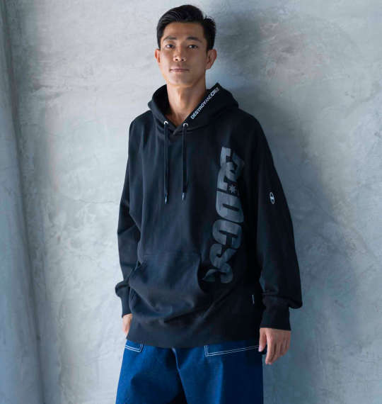 縦に入ったロゴがスッキリとした印象に!こなれ感抜群のストリートファッション