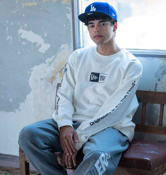 清潔感あふれるライトカラーのストリートスウェットスタイル