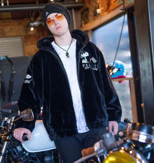 ファーの質感でメリハリを楽しむファンキーモノトーンコーデ