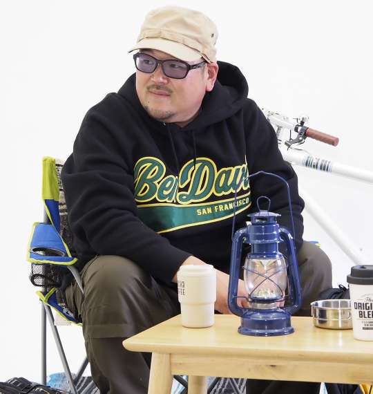 ラフな装いでキャンプを楽しむBEN DAVISのアウトドアコーデ