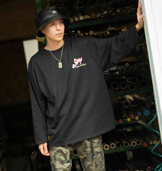 バイクを乗り回すピンクパンサーが最高にクールなロンTコーデ