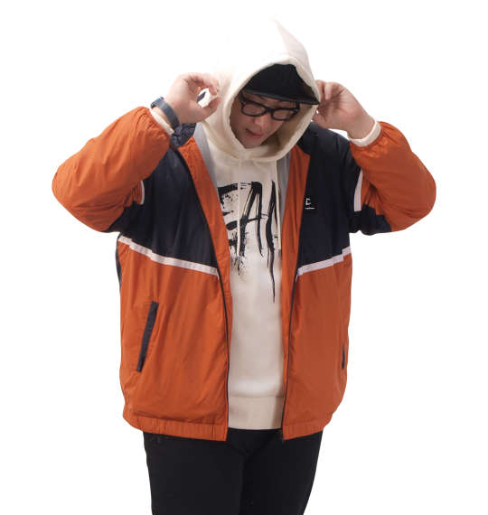 オレンジのジャケットで周りと差をつけるストリートコーデ