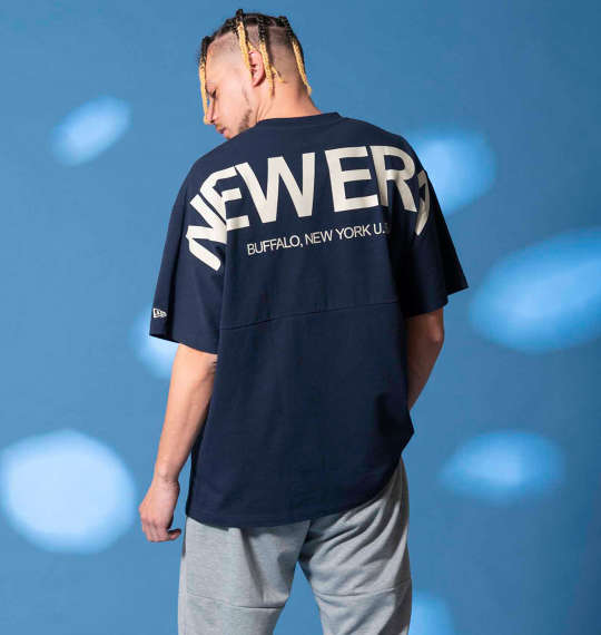 シンプルなニューエラTシャツとスウェットパンツでラフな着こなし