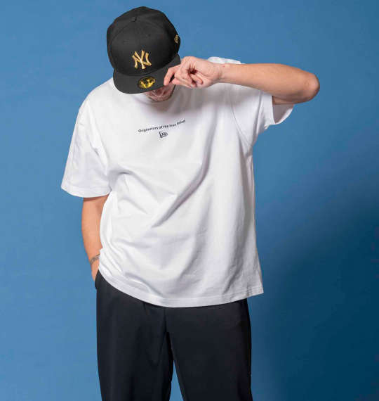 ゴールドロゴのキャップでアクセントを加えた大人のラフコーデ