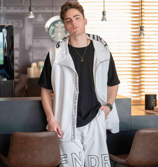 白黒でモードにキメた魅力あふれる大人コーデ