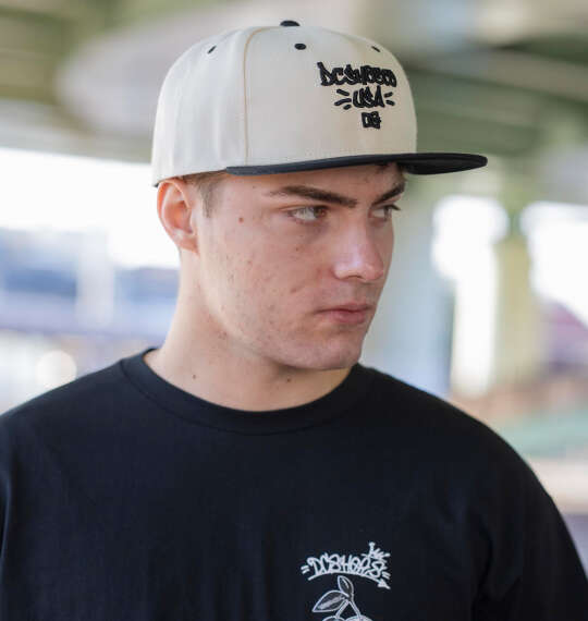 DCSHOES 26GRAFFITI EMB SNAPBACKキャップを使った3Lサイズのコーディネート