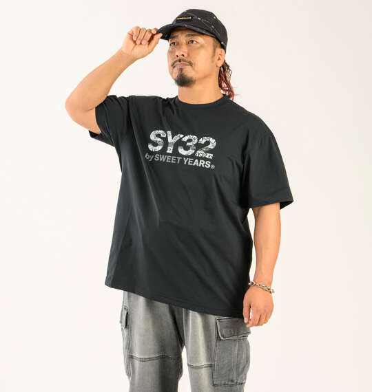 モデル鷹木信悟　SY32 by SWEET YEARS ベーシックグラフィックロゴ半袖Tシャツを使った3Lサイズのコーディネート
