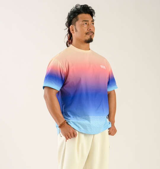 モデル鷹木信悟　SY32 by SWEET YEARS ベーシックグラフィックロゴ半袖Tシャツを使った3Lサイズのコーディネート