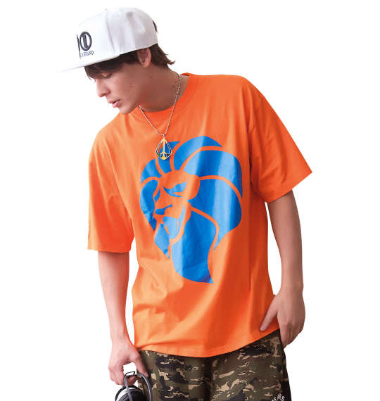 オレンジ 迷彩柄の好相性ストリートコーデ 大きいサイズ メンズ服の通販 ミッド インターナショナル