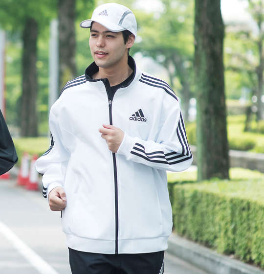 爽やかに走る これぞadidasらしいスッキリ配色コーデ 大きいサイズ メンズ服の通販 ミッド インターナショナル