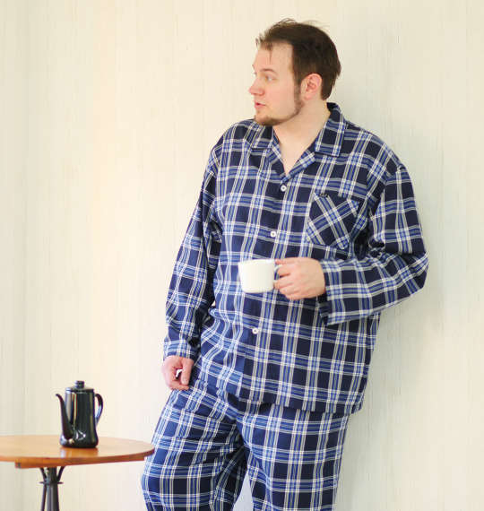寒色系のチェックパジャマで爽やかな睡眠スタイル