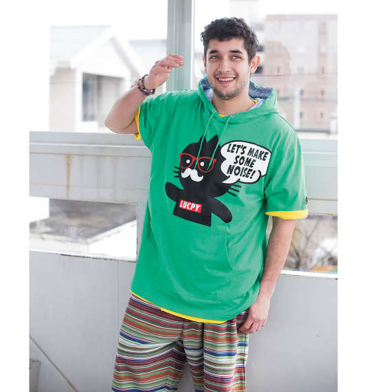 鮮やかグリーンのヒゲネコの着こなし