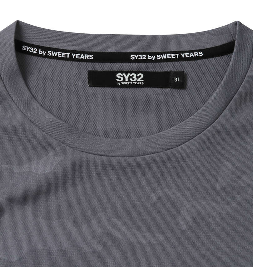 大きいサイズ メンズ SY32 by SWEET YEARS (エスワイサーティトゥバイスィートイヤーズ) カモフラエンボスロゴ半袖Tシャツ 襟裏消臭テープ