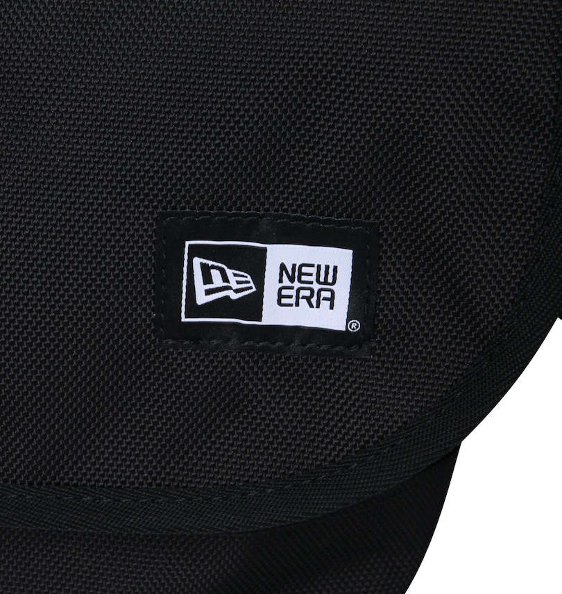 大きいサイズ メンズ NEW ERA (ニューエラ) Shoulder Bag フロントのロゴ
