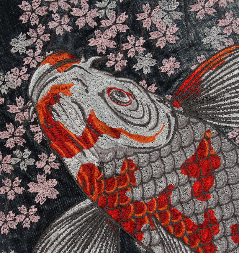 大きいサイズ メンズ 絡繰魂 (カラクリタマシイ) 夫婦鯉刺繍デニムパンツ 鯉刺繍