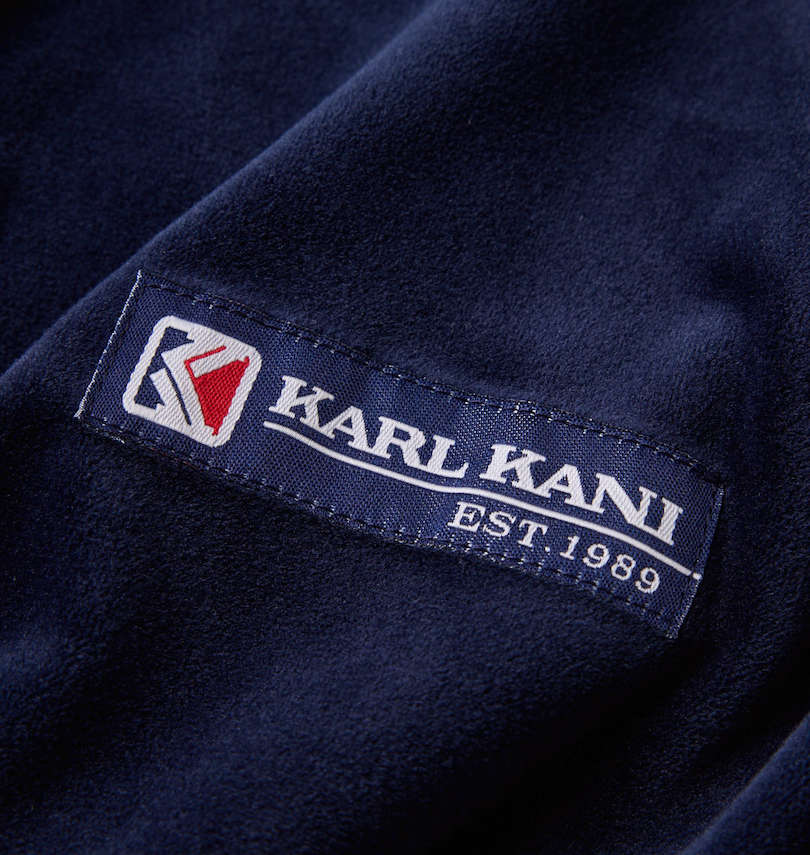 大きいサイズ メンズ KARL KANI (カール カナイ) ベロアセット トップス左下・パンツバックポケット下のロゴネーム