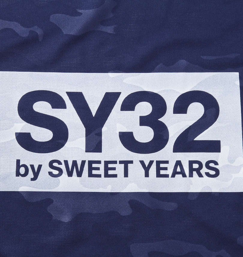 大きいサイズ メンズ SY32 by SWEET YEARS (エスワイサーティトゥバイスィートイヤーズ) カモフラエンボスロゴ半袖Tシャツ フロントプリント