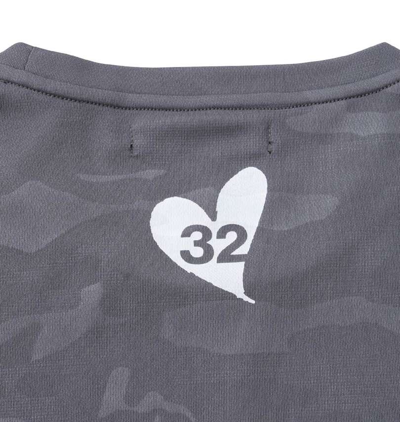 大きいサイズ メンズ SY32 by SWEET YEARS (エスワイサーティトゥバイスィートイヤーズ) カモフラエンボスロゴ半袖Tシャツ バック襟元プリント