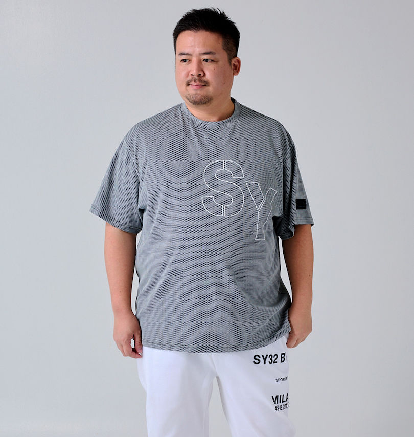 大きいサイズ メンズ SY32 by SWEET YEARS (エスワイサーティトゥバイスィートイヤーズ) ステンシルロゴ半袖Tシャツ 身長：176.5cm/バスト：118cm/着用サイズ：3L