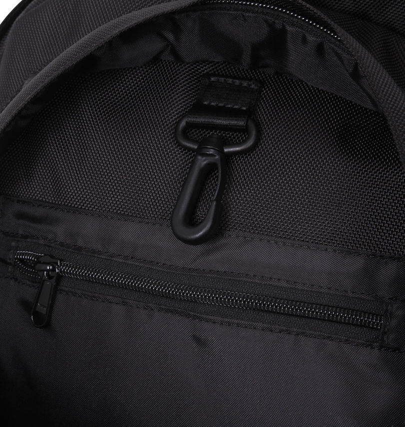 大きいサイズ メンズ NEW ERA (ニューエラ) Carrier Pack
                        フックとファスナー付きポケット