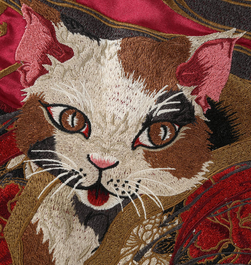 大きいサイズ メンズ 絡繰魂 (カラクリタマシイ) 猫又リバーシブルスカジャン
刺繍