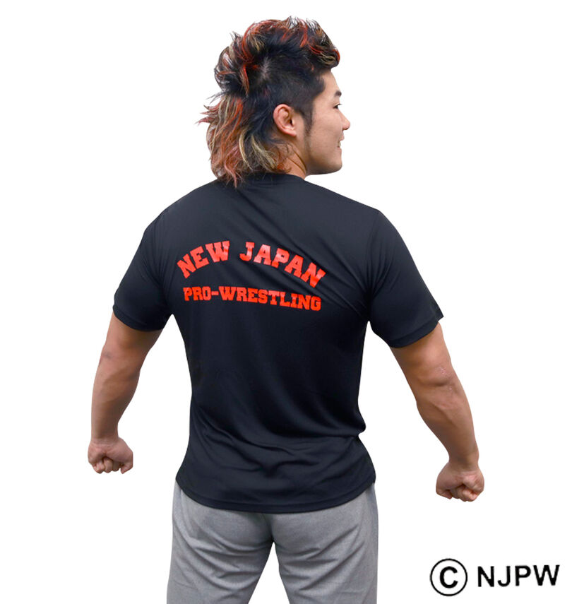 大きいサイズ メンズ 新日本プロレス (シンニホンプロレス) ライオンマークドライ半袖Tシャツ(2025・ブラック×レッド×ゴールド)