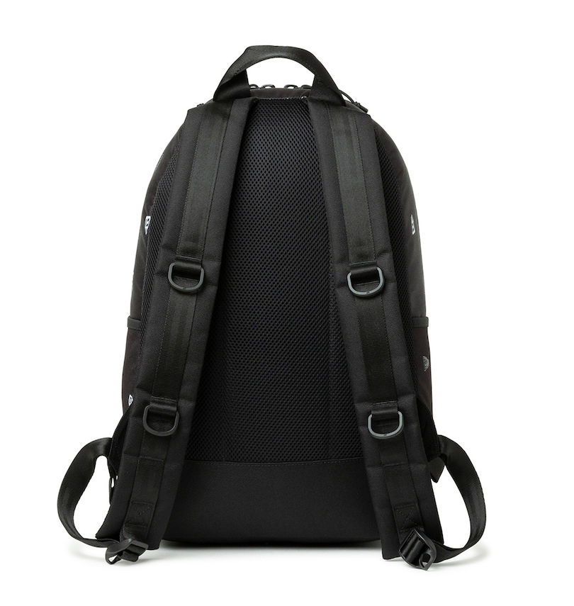 大きいサイズ メンズ NEW ERA (ニューエラ) LIGHT PACK FLAG MONOGRAMバックパック
バックスタイル