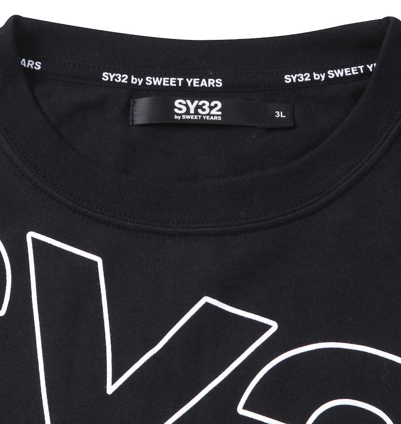 大きいサイズ メンズ SY32 by SWEET YEARS (エスワイサーティトゥバイスィートイヤーズ) スラッシュビッグロゴ半袖Tシャツ 襟の消臭テープ