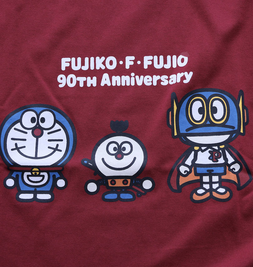 大きいサイズ メンズ FUJIKO・F・FUJIO 90TH Anniversary (フジコ・エフ・フジオ ナインティス アニバーサリー) F90フロントプリント半袖Tシャツ 